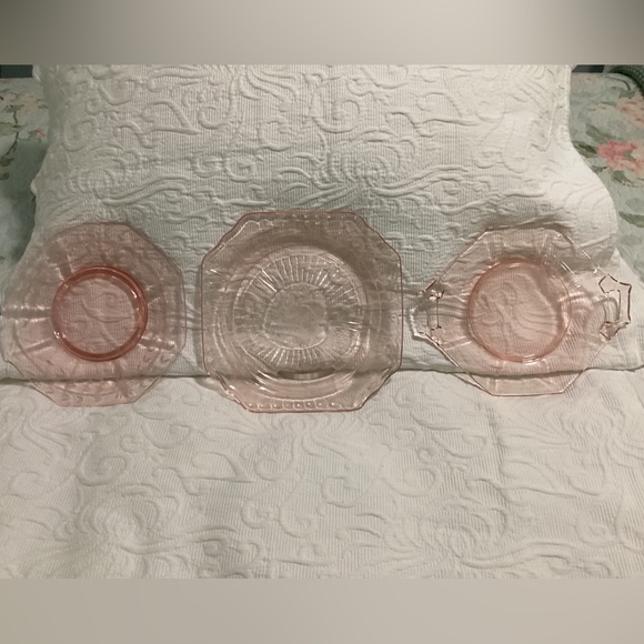 3 Vintage Pink Depression Glass Plates - Picture 8 of 10